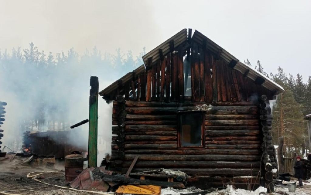 В пожаре на востоке Башкирии погиб человек и сгорело целое подворье