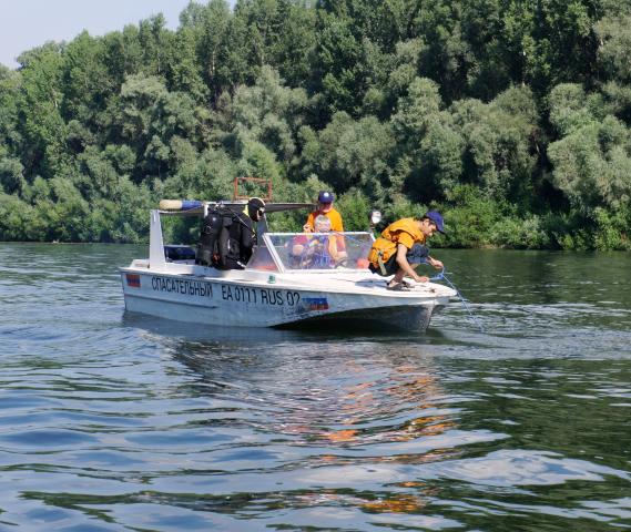 «У водолаза под водой пот течет»: фоторепортаж с поисковой операции на реке Уфимке