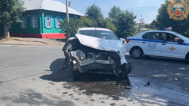 В Уфе автомобиль с шестью пассажирами перевернулся после столкновения с иномаркой