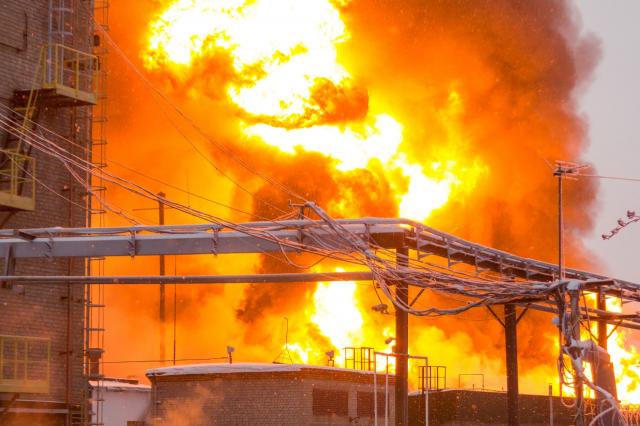 Как горел нефтехимический завод – пламенный фоторепортаж от уфимских пожарных