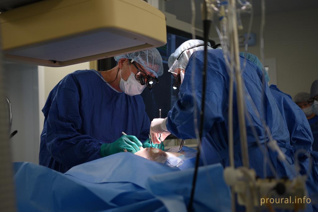 Фоторепортаж из операционной, где уфимские врачи провели уникальный мастер-класс
