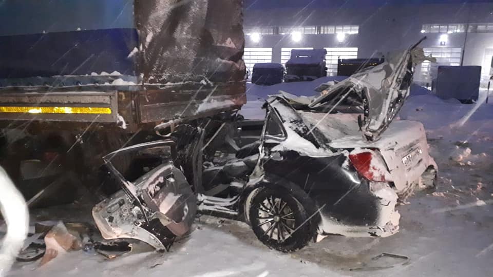 Подмяло под грузовик: в страшной аварии под Уфой погибло четыре человека