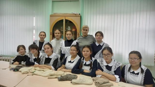 В Башкирии школьницы связали носки для участников СВО