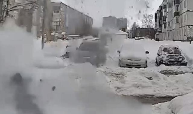 В Башкирии бабушку чуть не зашибло кучей снега