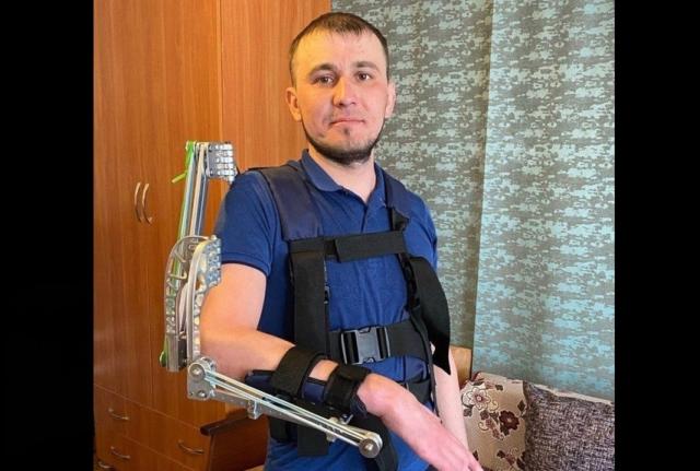 В Башкирии ветерану СВО установили на руку экзоскелет 