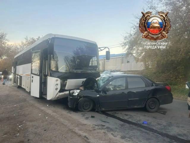 Два человека пострадали в ДТП с участием автобуса в Уфе Два человека пострадали в ДТП с участием автобуса в Уфе