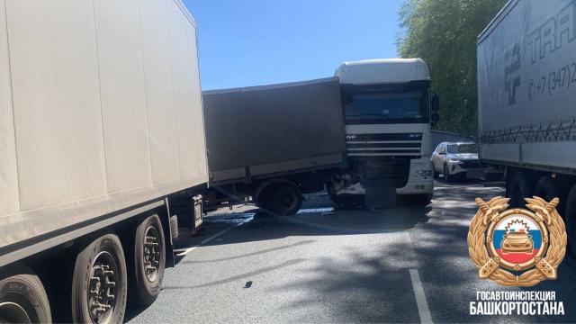 Пять грузовиков столкнулись на трассе М-7 в Башкирии