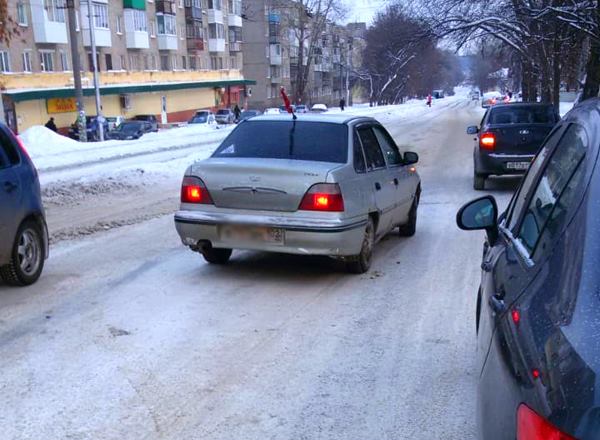 В сети появилось видео, где молодой водитель сбил женщину с двумя девочками
