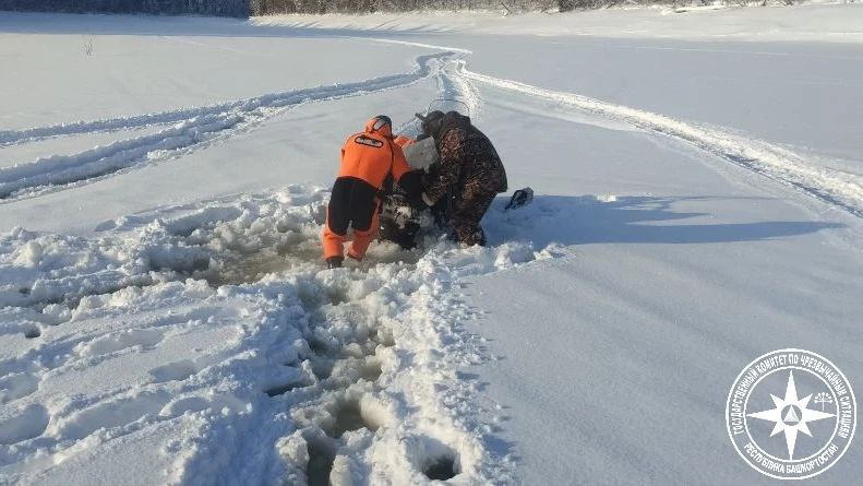 На Павловке мужчина на снегоходе застрял в скрытой проталине на водохранилище