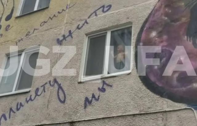 В Уфе 2-летний малыш едва не упал с окна второго этажа дома на Ушакова В Уфе 2-летний малыш едва не упал с окна второго этажа дома на Ушакова