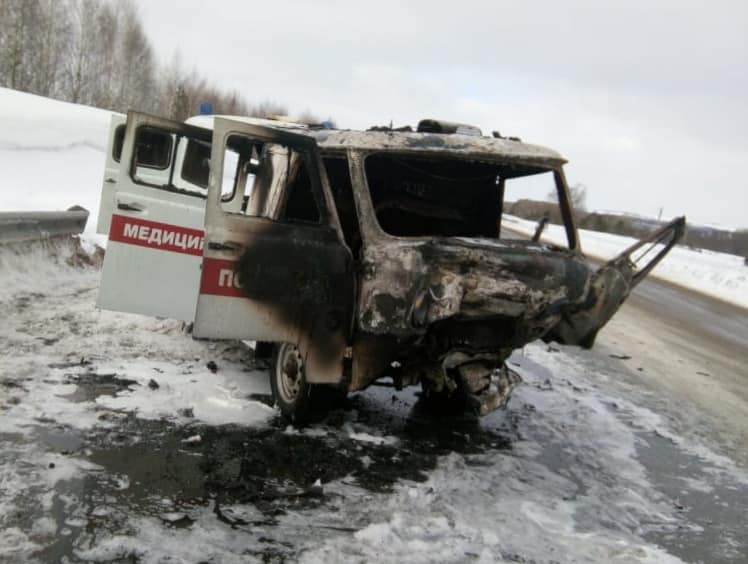 В Башкирии машина скорой помощи попала в ДТП и загорелась