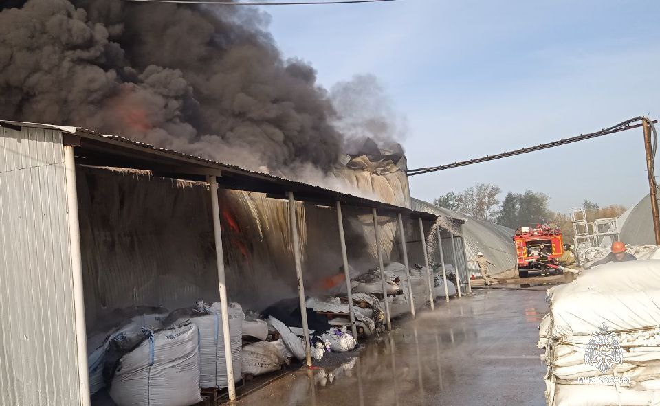 В Башкирии загорелся склад катализаторного завода