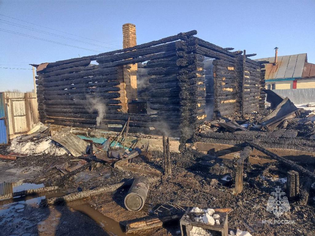 Два человека погибли при пожаре в частном доме в деревне в Башкирии