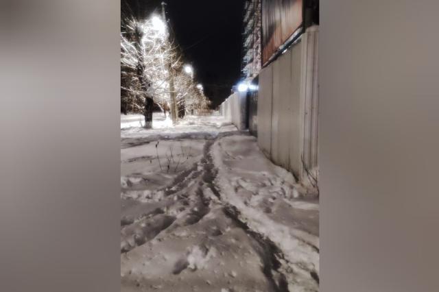 В Стерлитамаке дети рискуют жизнью из-за занесенных снегом тротуаров