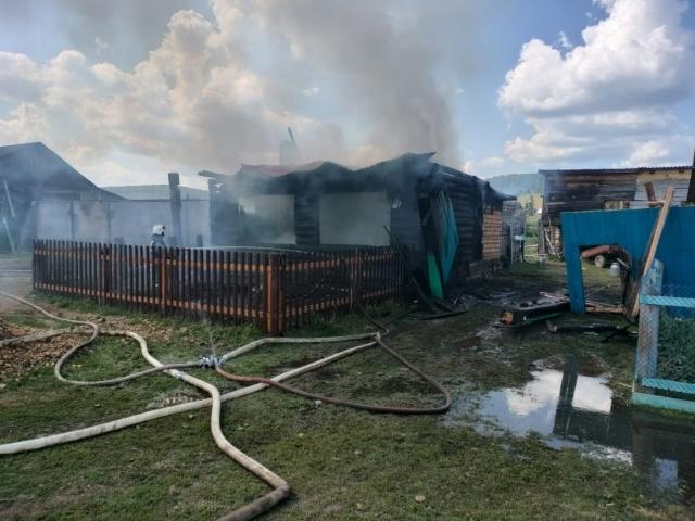 В Башкирии сгорел дом многодетной семьи.