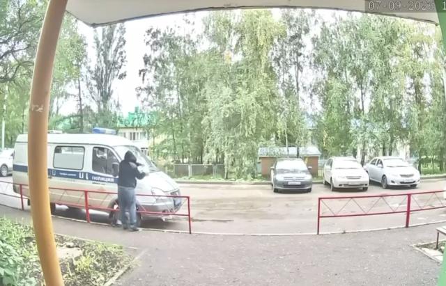 В Октябрьском арестовали 69-летнего мужчину по делу о поджоге полицейской машины