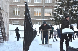 В Уфе родители убрали школьные дворы от снега