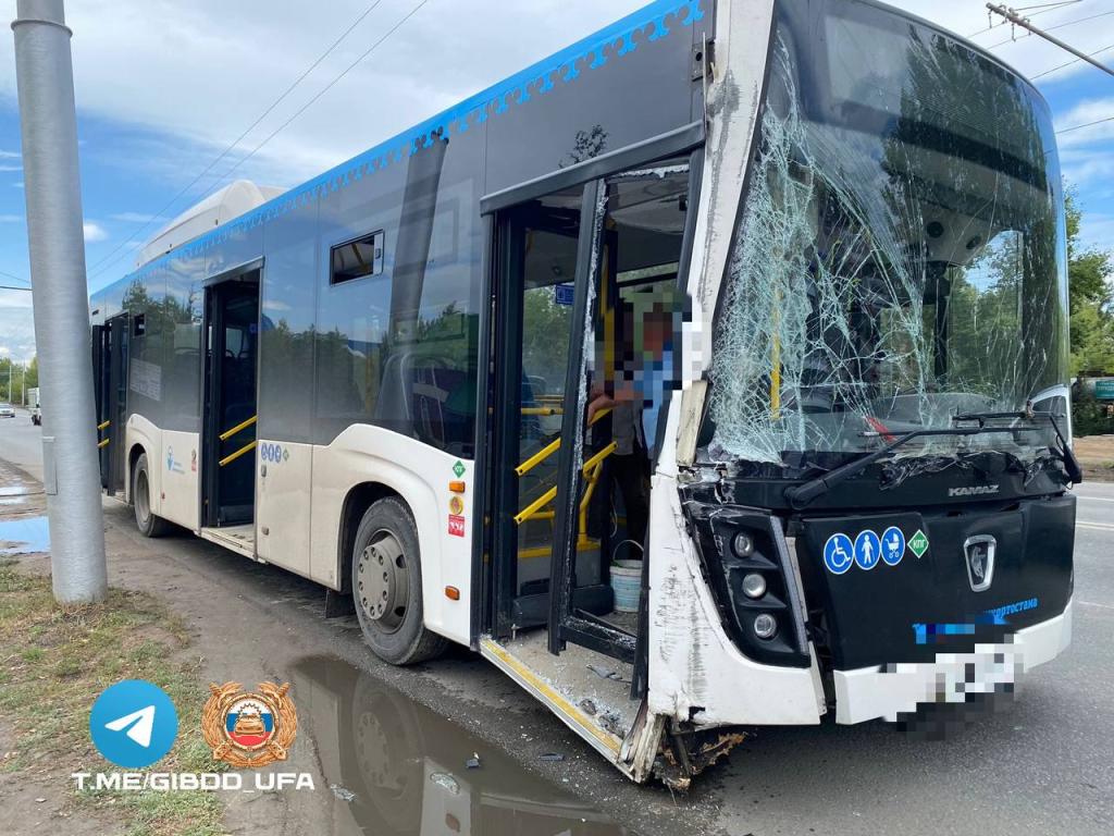 «Водителю стало плохо»: в Уфе автобус с 20 пассажирами врезался в столб