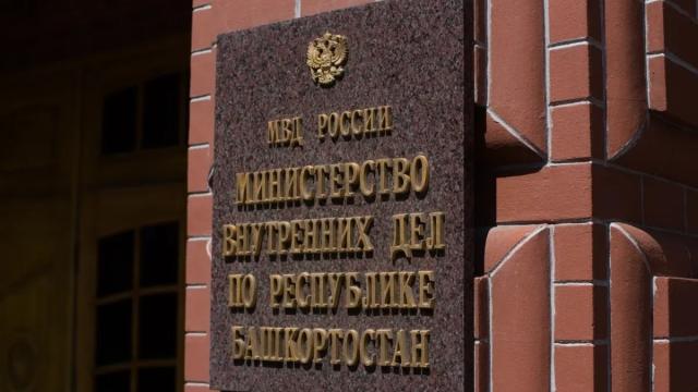 Житель Башкирии дал карту другу для покупки алкоголя и лишился крупной суммы