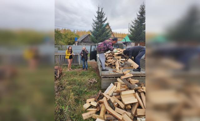 В Башкирии семьям мобилизованных развозят дрова грузовиками