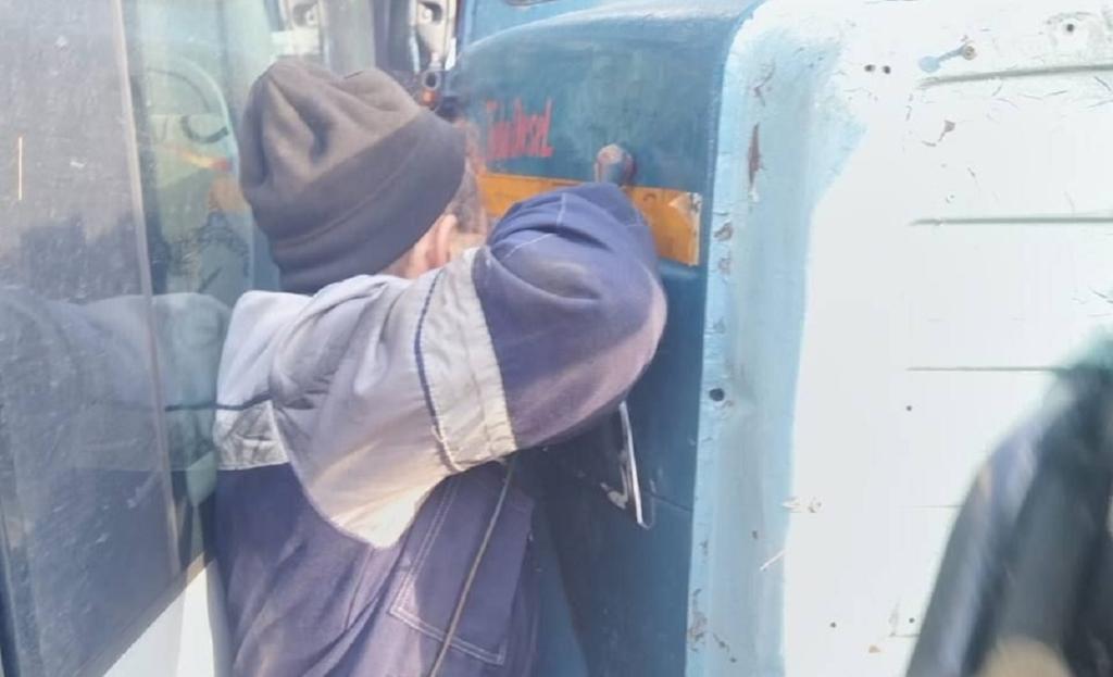 В Уфе мужчина чудом выжил после того, как его зажало между грузовиком и трамваем