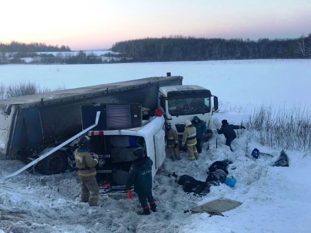 В отношении водителя грузовика, столкнувшегося с микроавтобусом на трассе М5, завели уголовное дело
