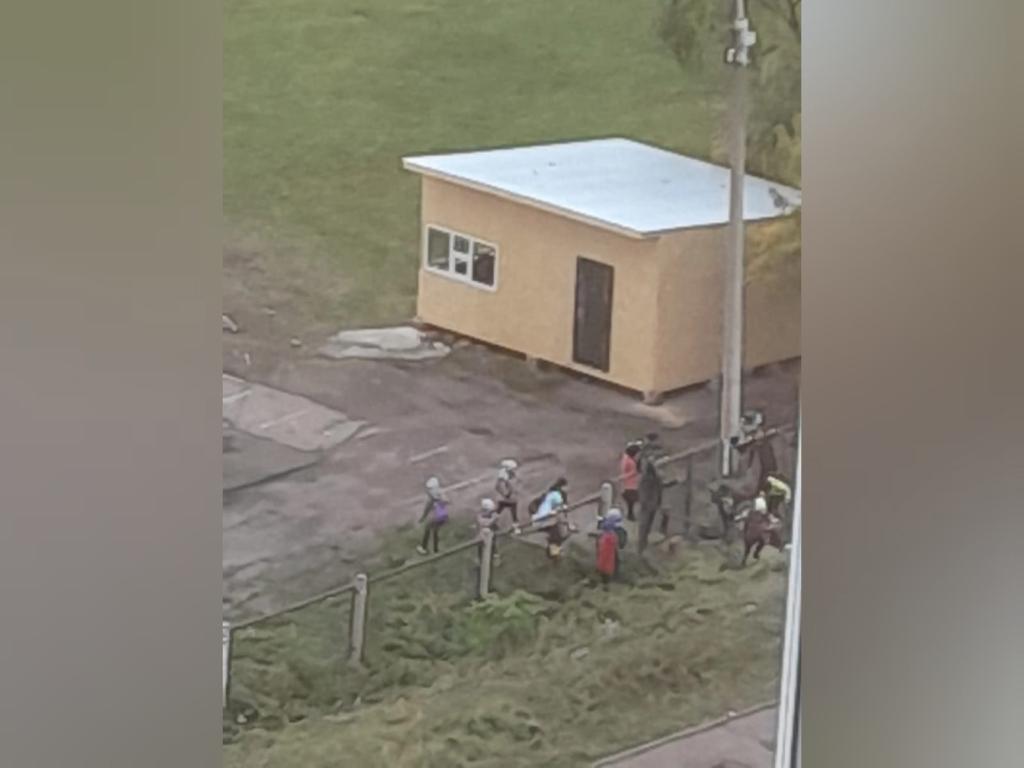 В Уфе детям приходится перелезать через забор, чтобы попасть в школу