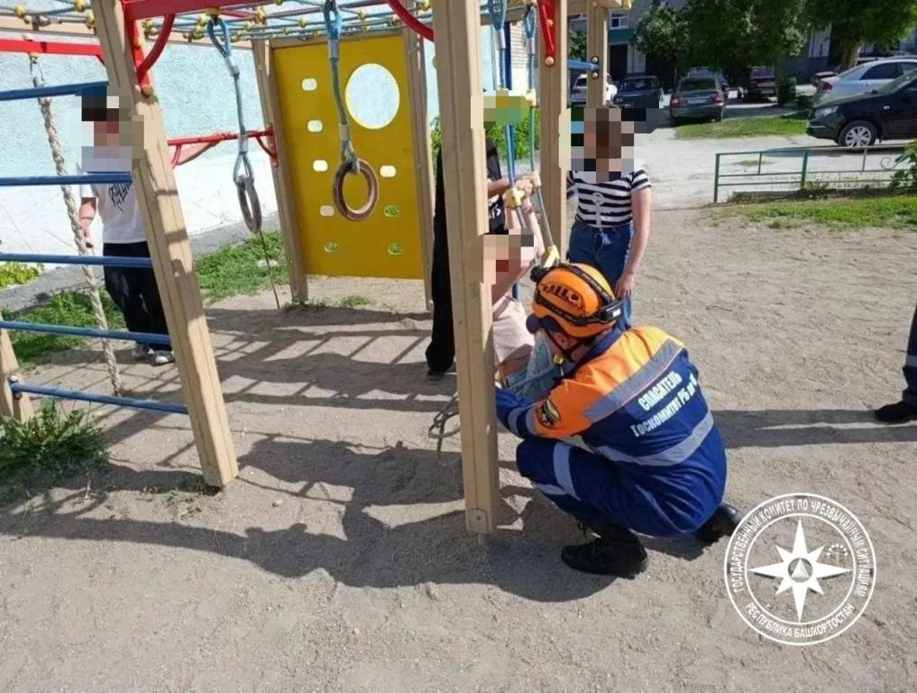 В Башкирии спасатели помогли девочке, застрявшей в веревочной лестнице на детской площадке