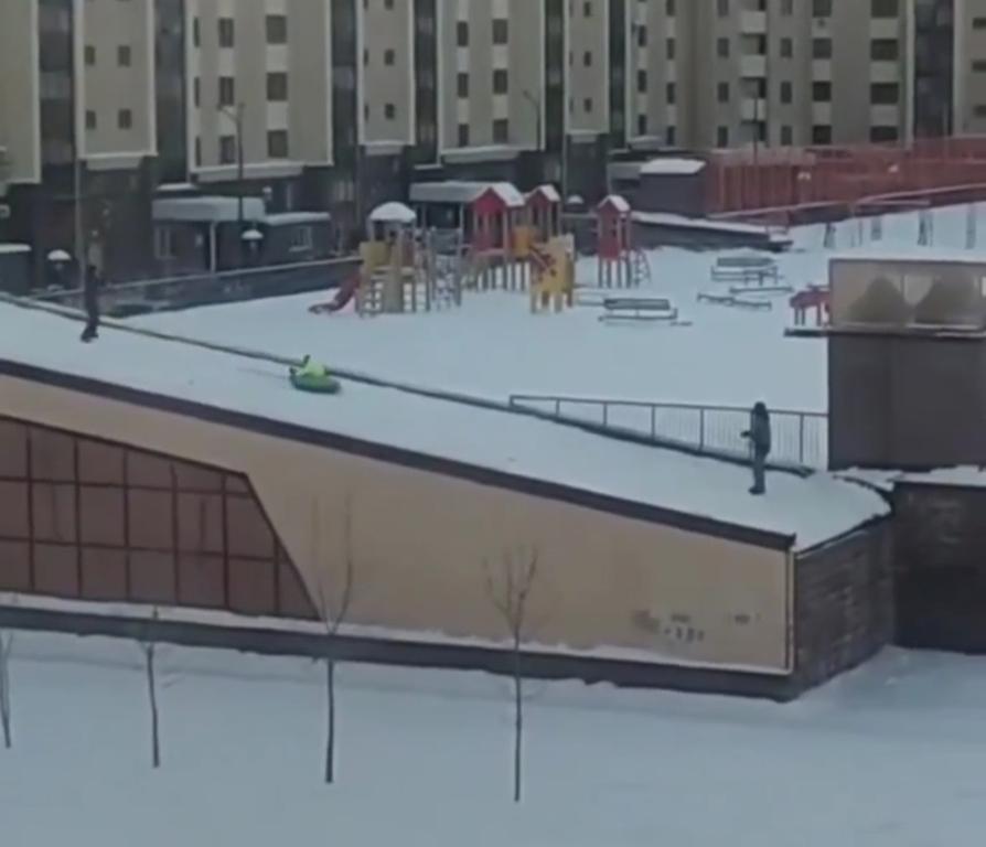 В Стерлитамаке дети устроили экстремальные катания с импровизированной горки