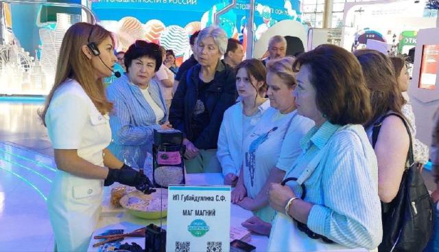 Бизнесмен из Уфы научил посетителей выставки «Россия» готовить соли для ванны
