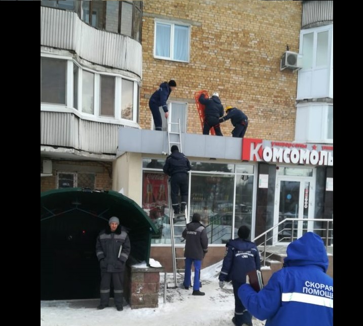 Уфимец упал с крыши на козырек магазина