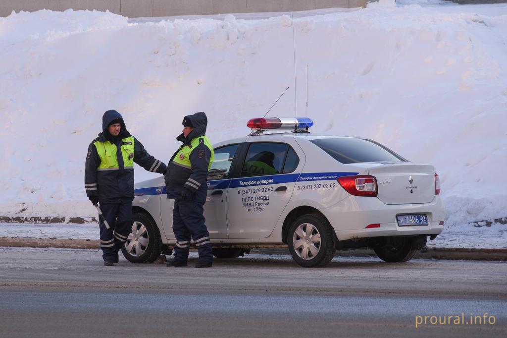 В Башкирии сотрудники ГИБДД в -40° спасли на трассе трех женщин с ребенком