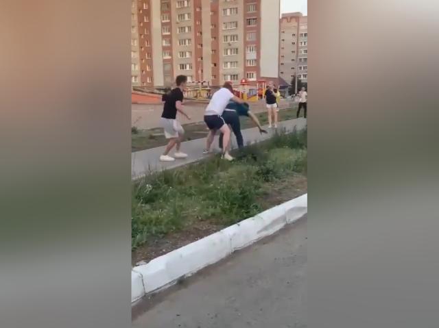  «Не трогайте папу!»: жителя Башкирии жестоко избили на детской площадке