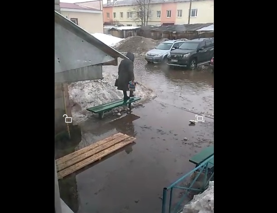 Из дома – в лужу: в Башкирии затопило вход в подъезд многоэтажки