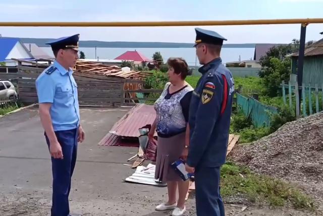 Ураган снес несколько крыш в селе на востоке Башкирии