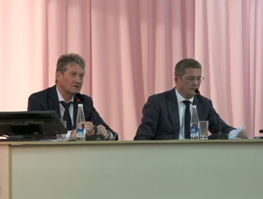 Радий Хабиров и директор УГМК Андрей Козицын встретились с сибайцами для обсуждения экологической проблемы