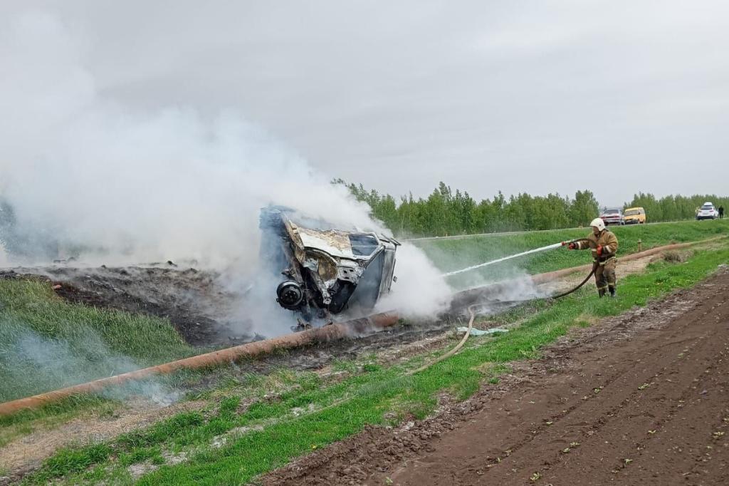 Фургон загорелся: в Башкирии в жуткой аварии погибли двое мужчин