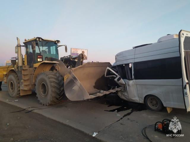На трассе в Башкирии столкнулись трактор и «Газель»: есть пострадавшие