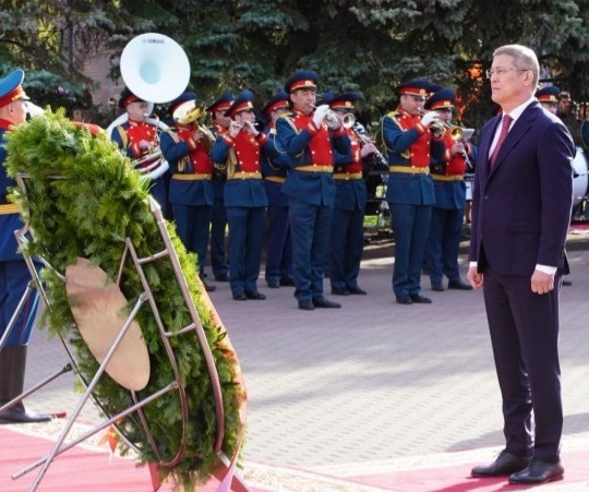 Глава Башкирии ранним утром в Уфе возложил цветы к Вечному огню в парке Победы