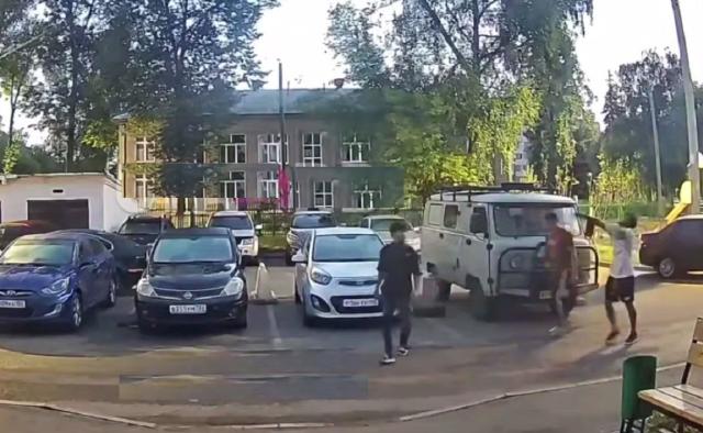 В Уфе возбудили уголовное дело на мигрантов, разгромивших машины во дворе