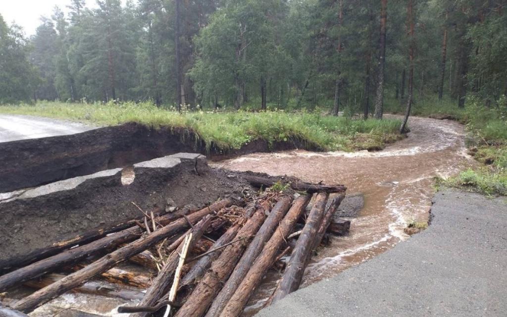 Дождевой паводок смыл асфальтовую дорогу в Бурзянском районе Башкирии