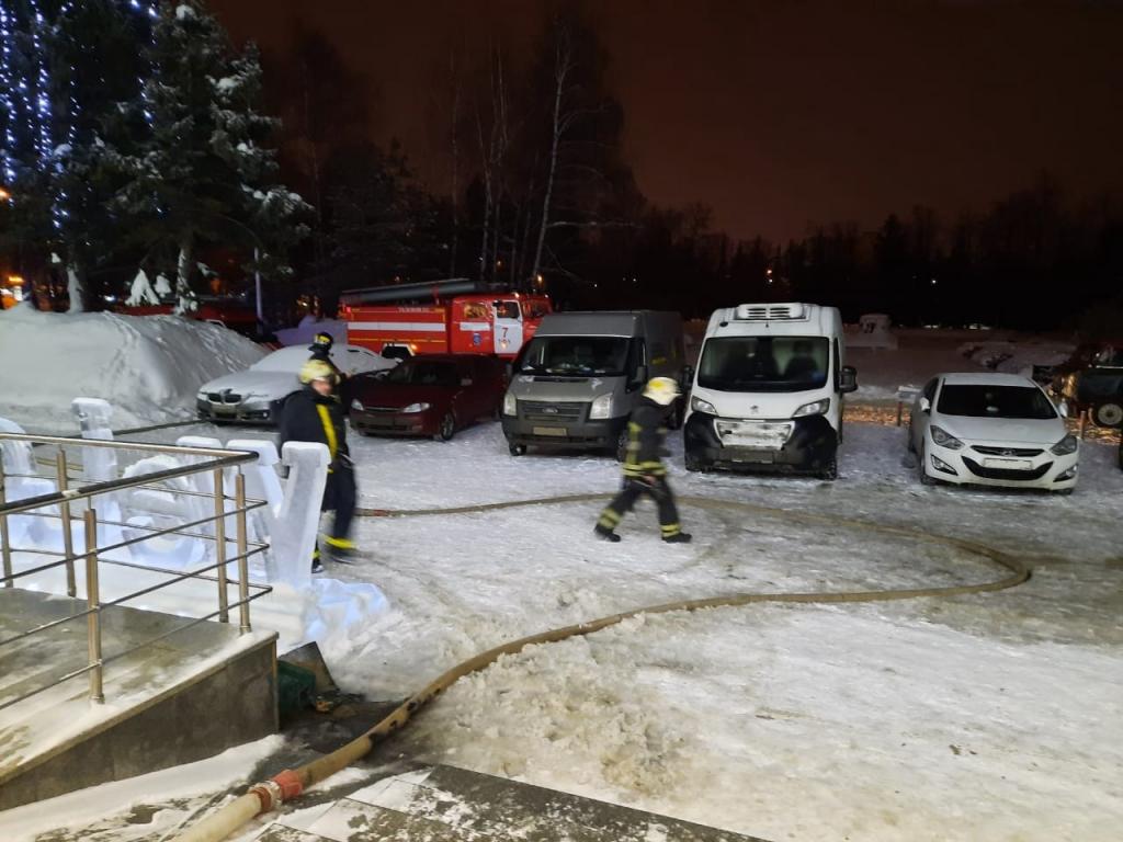 В Уфе из горящего отеля эвакуировали более 100 человек