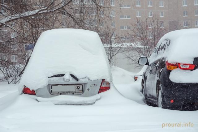 Жители Башкирии три дня не могут сходить за продуктами из-за занесенных снегом дорог
