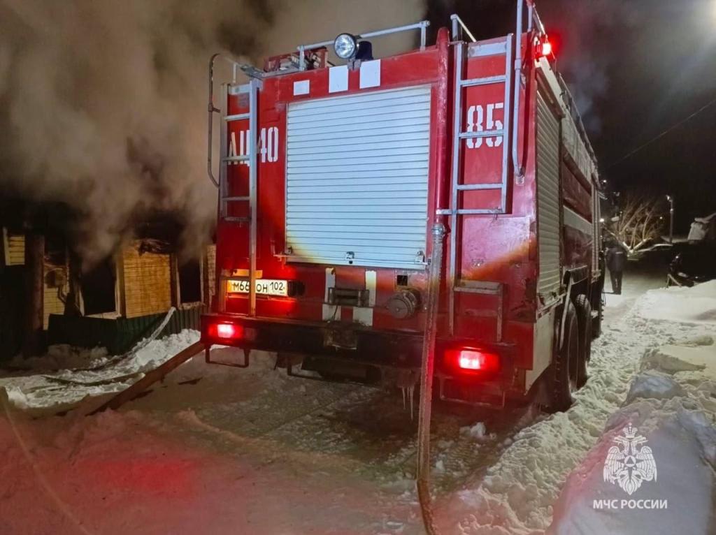 Два человека погибли при пожаре в частном доме в Башкирии