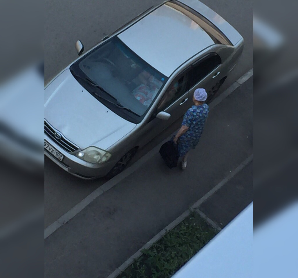 В Уфе бабушка объявила войну водителям, в ход идут слюни, записки и комья земли