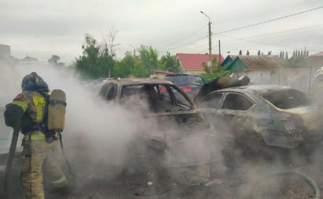 Пять машин сгорели во время пожара в автомастерской в Стерлитамаке