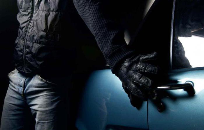 В Башкирии неизвестный ночью украл из авто «круглую» сумму денег
