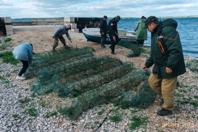 На озере Кандрыкуль в Башкирии из воды достали 100 раколовок общей длиной в километр