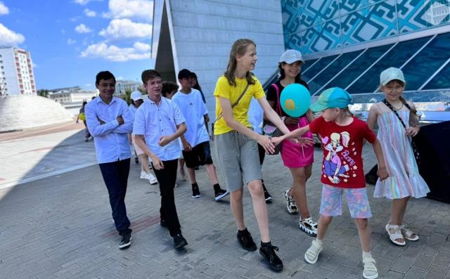 Почти 400 сирот в Башкирии передали выпускникам школы приемных родителей