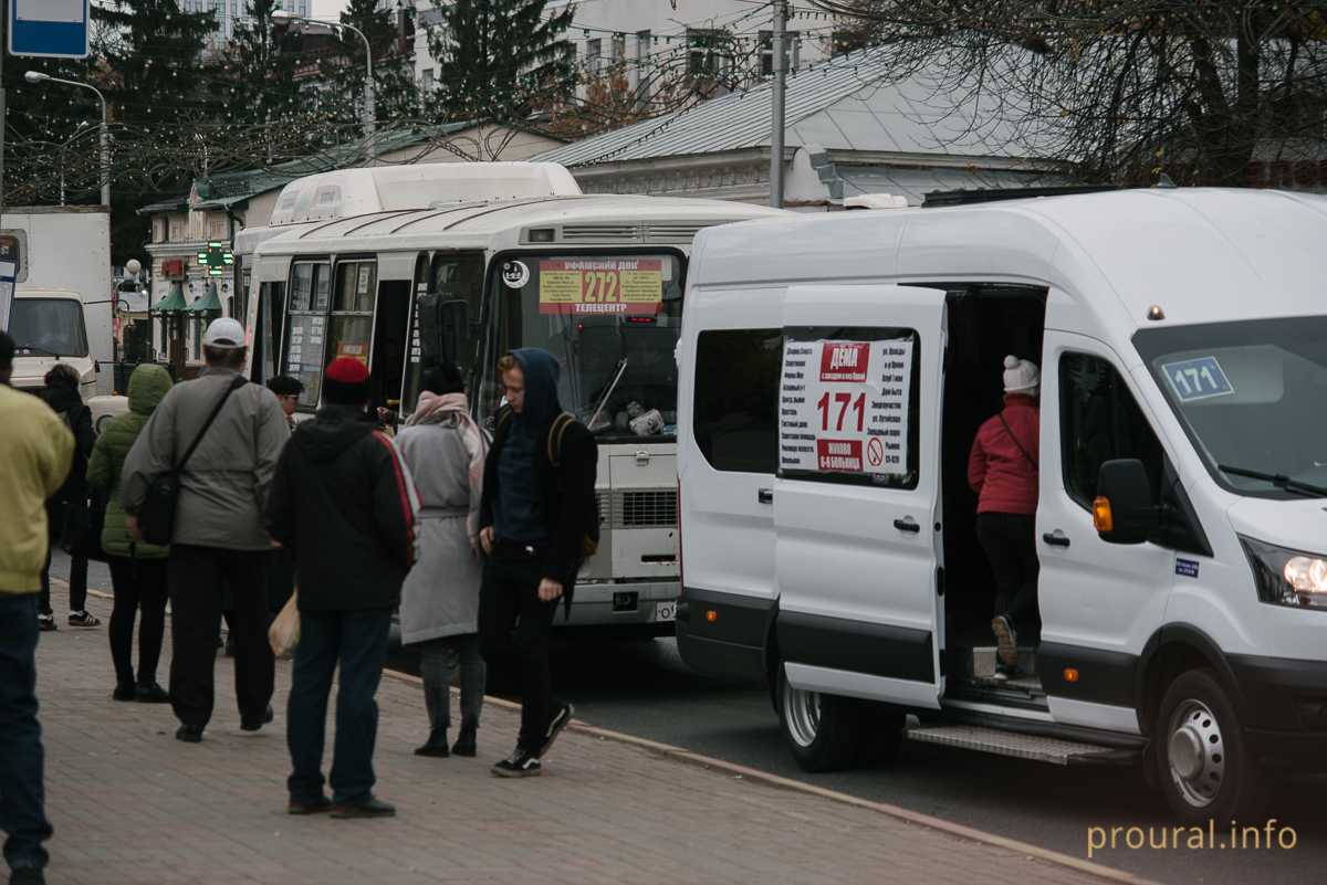 Уфимцы встали на защиту водителей маршруток, которые за рулем делают несколько дел сразу